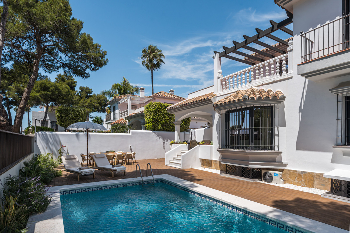 Villas de 6 dormitorios en venta en Nueva Andalucía – R5048803 Villas de 6 dormitorios en venta en Nueva Andalucía – R5048803