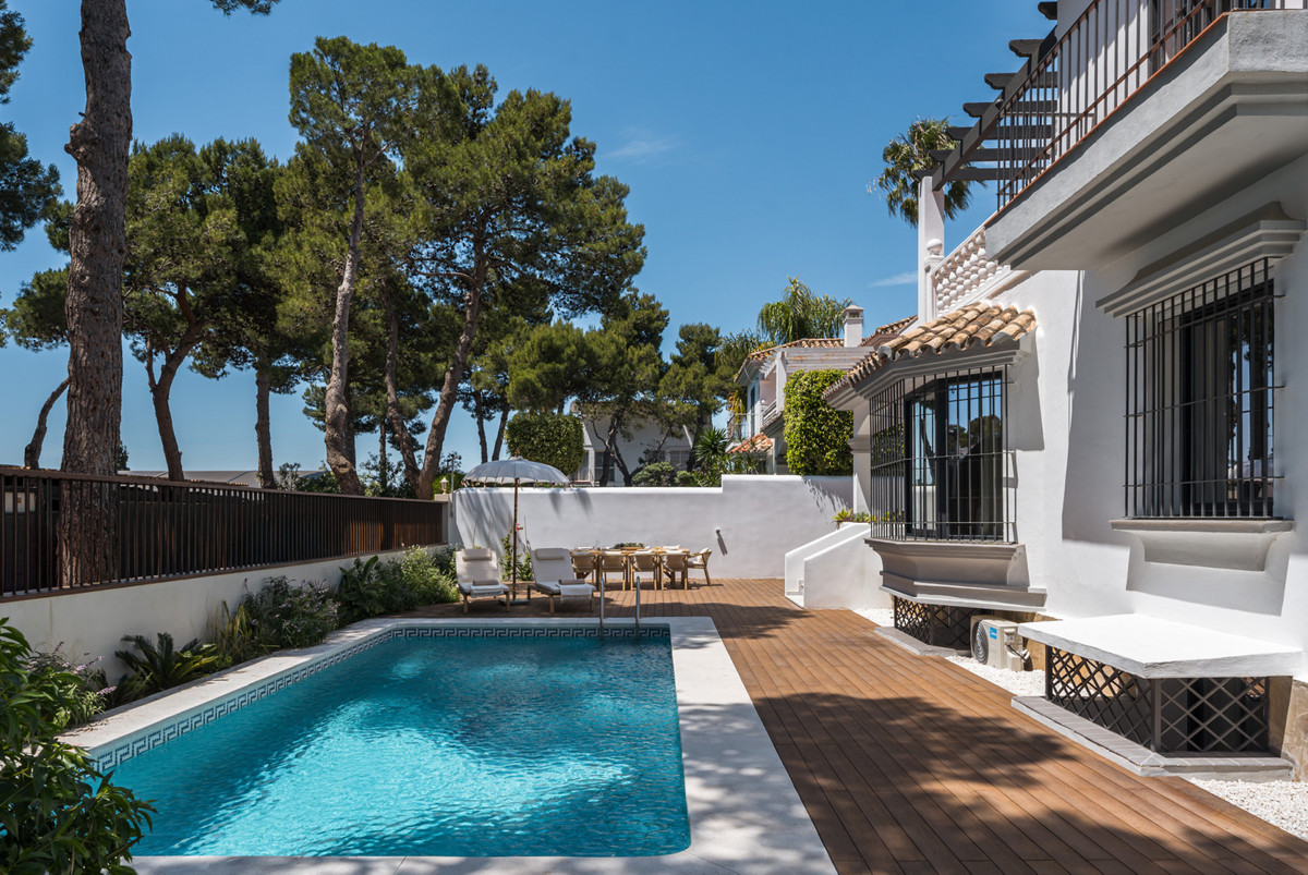 Villas de 6 dormitorios en venta en Nueva Andalucía – R5048803 Villas de 6 dormitorios en venta en Nueva Andalucía – R5048803