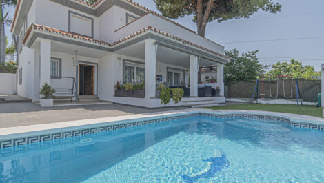 Villas de 5 dormitorios en venta en San Pedro de Alcántara – R5076394