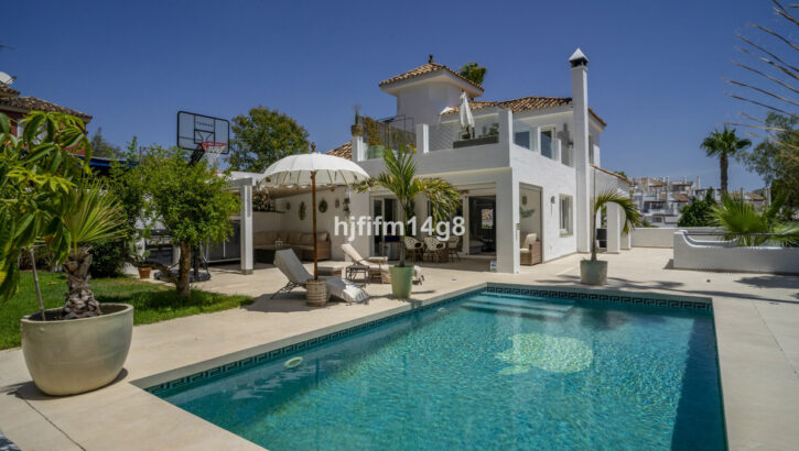 Villas de 4 dormitorios en venta en Nueva Andalucía – R5123296 Villas de 4 dormitorios en venta en Nueva Andalucía – R5123296 en