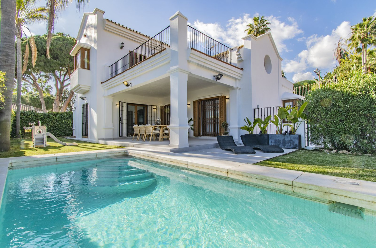5 bedroom Villas for sale in Nag�eles – R5001352