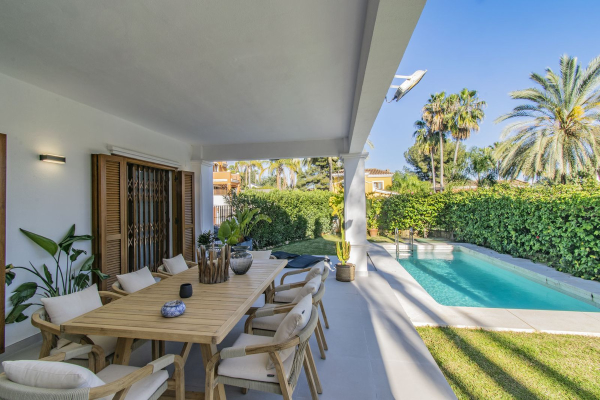 5 bedroom Villas for sale in Nag�eles – R5001352