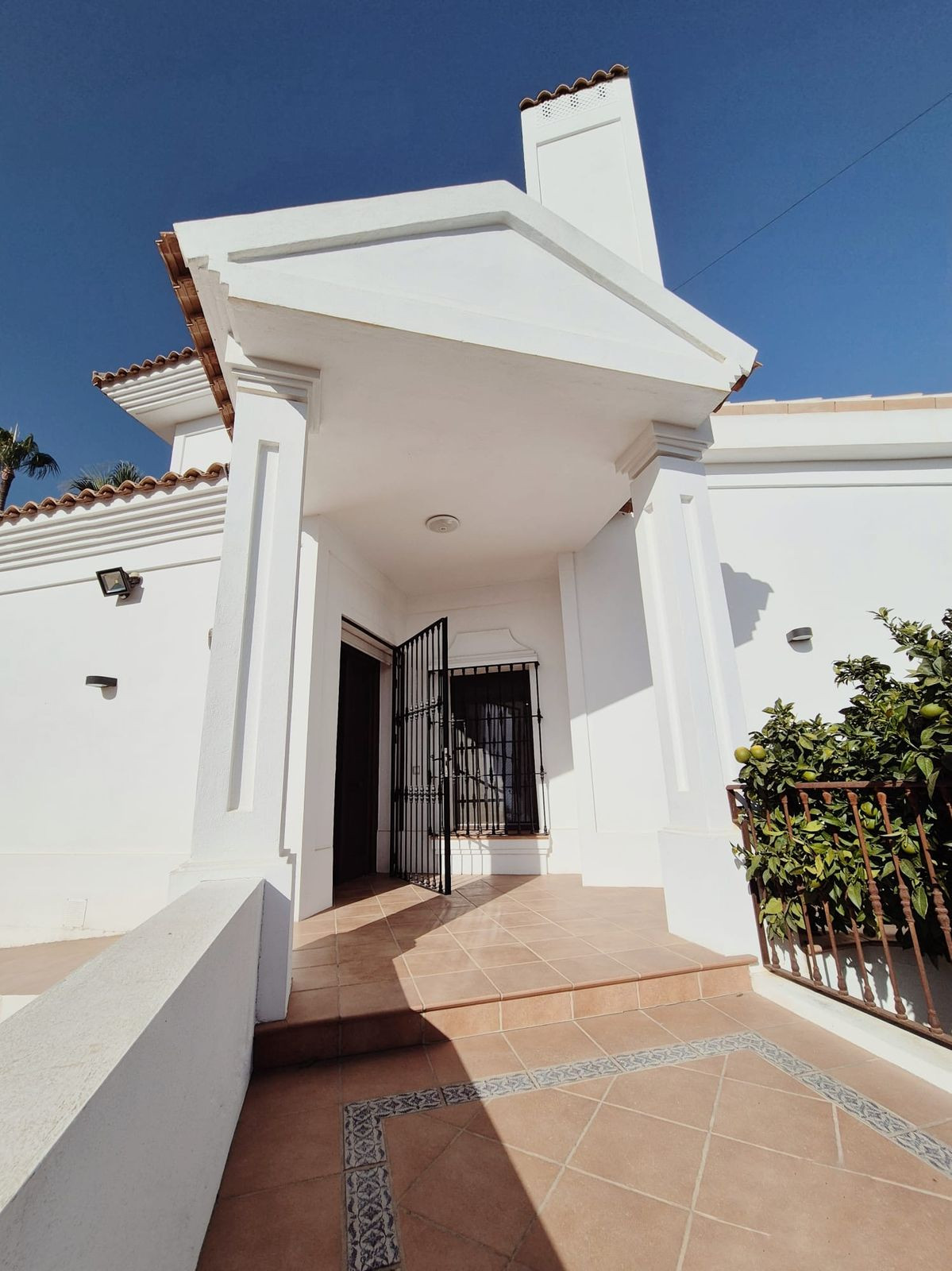 Villas de 5 dormitorios en venta en San Pedro de Alcántara – R4801684 Villas de 5 dormitorios en venta en San Pedro de Alcántara – R4801684