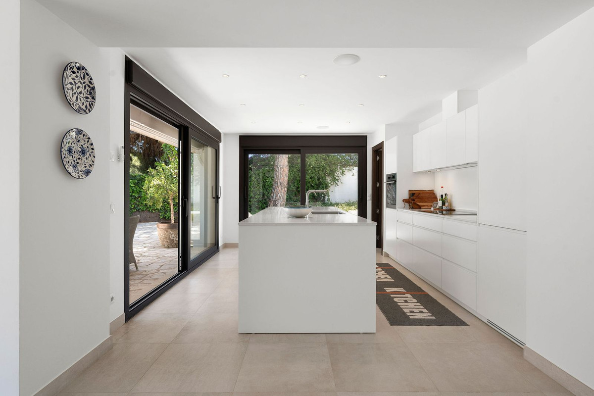 4 bedroom Villas for sale in Nueva Andaluc�a – R5058385 4 bedroom Villas for sale in Nueva Andaluc�a – R5058385