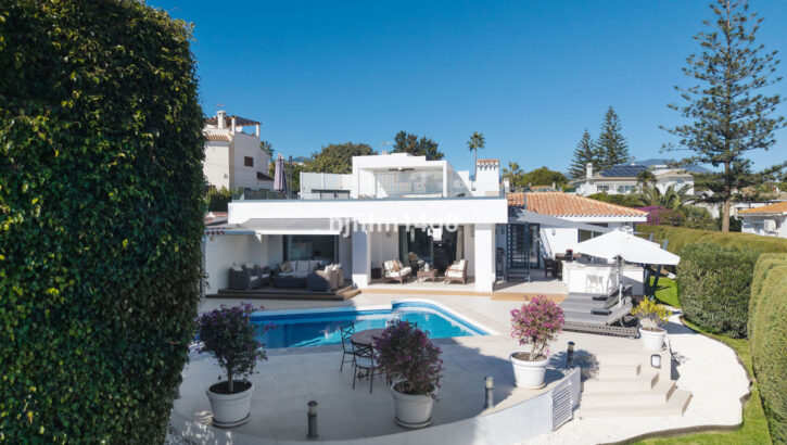 Villas de 4 dormitorios en venta en Nueva Andalucía – R5373121 Villas de 4 dormitorios en venta en Nueva Andalucía – R5373121 en