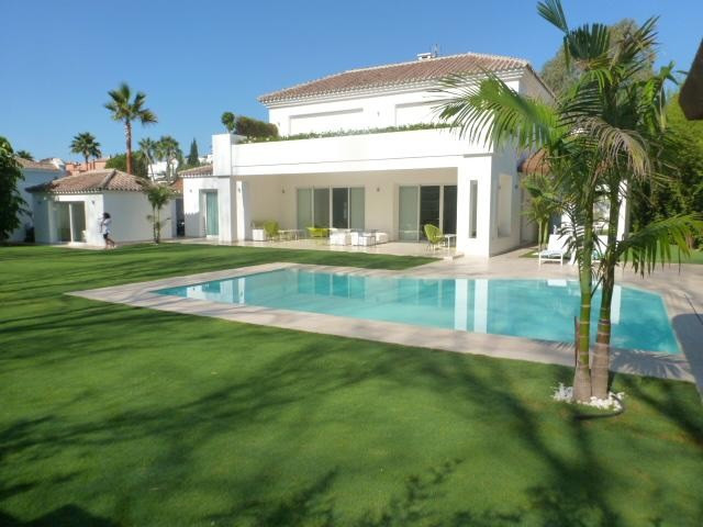 Villas de 5 dormitorios en venta en Guadalmina Baja – R2386847 Villas de 5 dormitorios en venta en Guadalmina Baja – R2386847