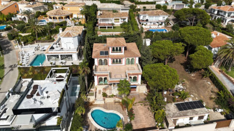 8 bedroom Villas for sale in La Cala de Mijas – R4864189