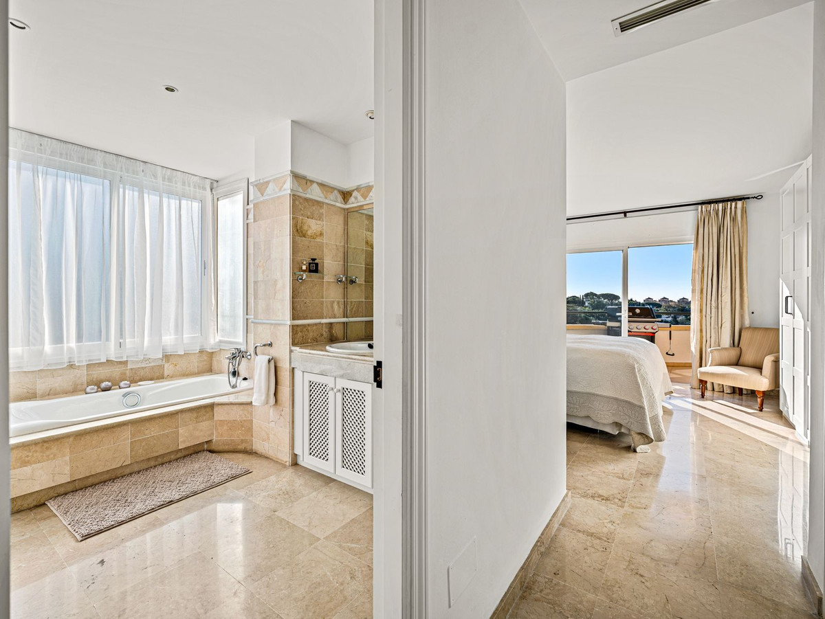 3 bedroom Apartments for sale in Elviria Hills – R5348806 3 bedroom Apartments for sale in Elviria Hills – R5348806