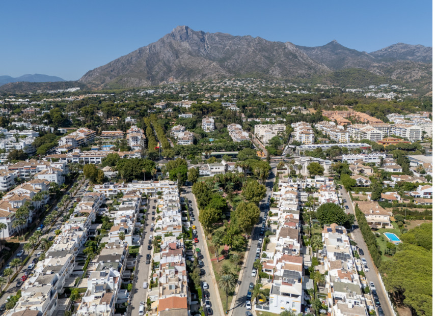 Adosados de 5 dormitorios en venta en Milla de Oro – R5347633 Adosados de 5 dormitorios en venta en Milla de Oro – R5347633