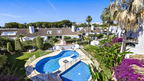 3 bedroom Apartments for sale in Puerto Banús – R5395192