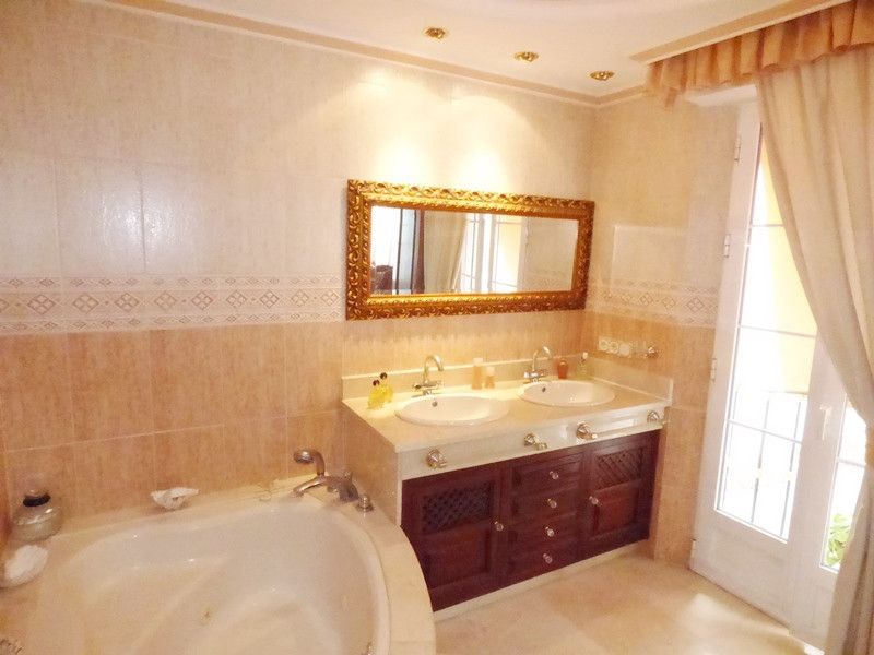 6 bedroom Townhouses for sale in Marbella – R2911550 6 bedroom Townhouses for sale in Marbella – R2911550