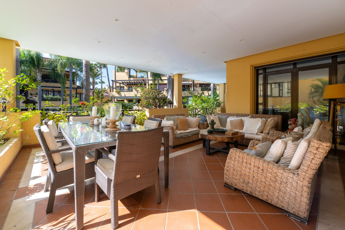 2 bedroom Apartments for sale in Puerto Banús – R5201335 2 bedroom Apartments for sale in Puerto Banús – R5201335