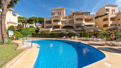 Apartamentos de 3 dormitorios en venta en Elviria – R4887376