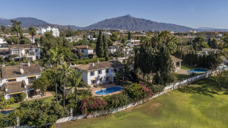 Villas de 4 dormitorios en venta en Guadalmina Alta – R5188384