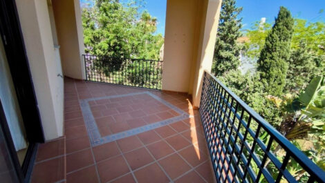 Aticos de 2 dormitorios en venta en Puerto Banús – R5400007
