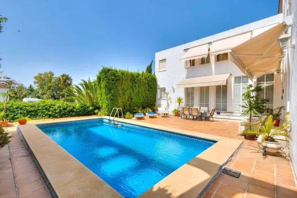 Villas de 5 dormitorios en venta en Nueva Andalucía – R5079046 Villas de 5 dormitorios en venta en Nueva Andalucía – R5079046