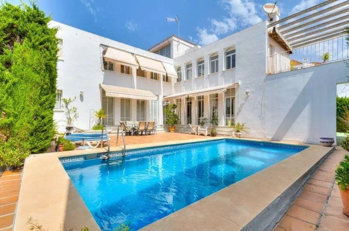 Villas de 5 dormitorios en venta en Nueva Andalucía – R5079046 Villas de 5 dormitorios en venta en Nueva Andalucía – R5079046
