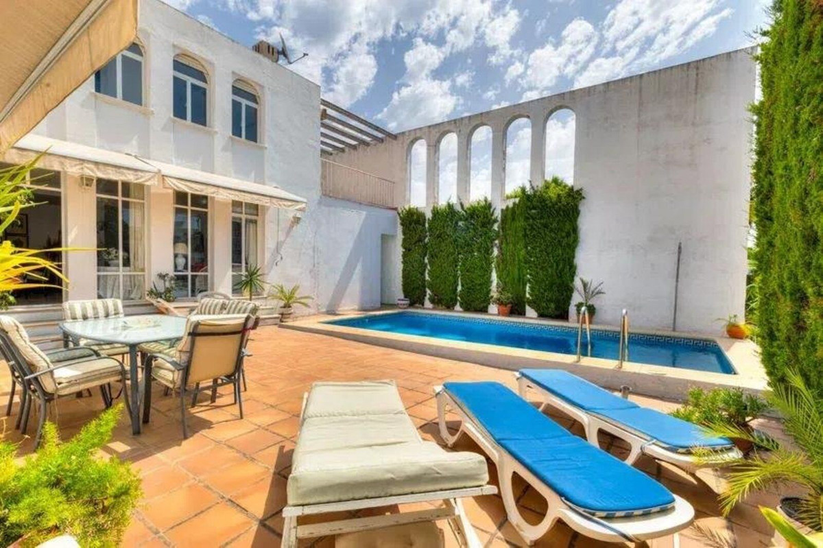 Villas de 5 dormitorios en venta en Nueva Andalucía – R5079046 Villas de 5 dormitorios en venta en Nueva Andalucía – R5079046