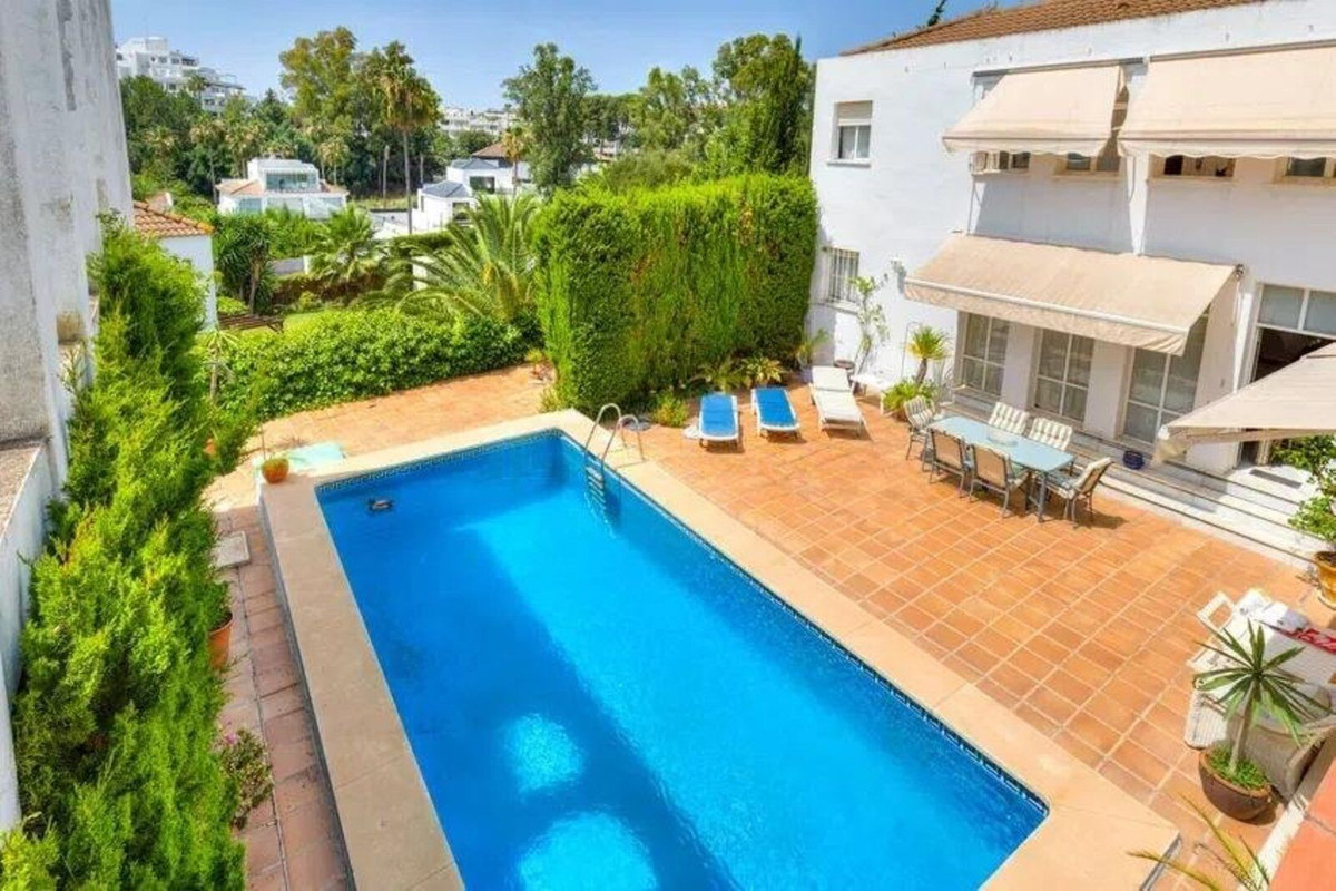 Villas de 5 dormitorios en venta en Nueva Andalucía – R5079046 Villas de 5 dormitorios en venta en Nueva Andalucía – R5079046