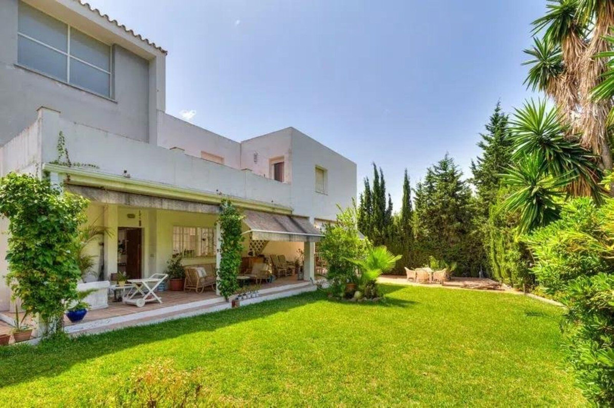 Villas de 5 dormitorios en venta en Nueva Andalucía – R5079046 Villas de 5 dormitorios en venta en Nueva Andalucía – R5079046