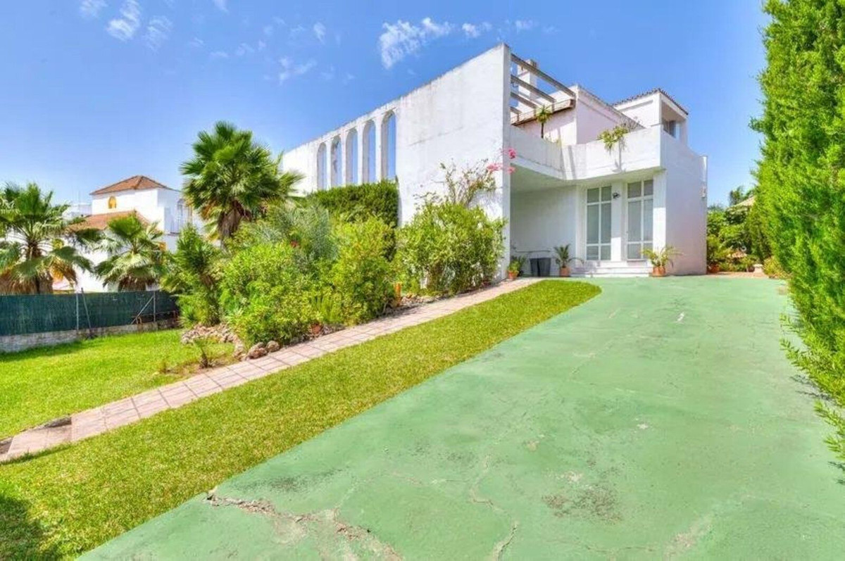 Villas de 5 dormitorios en venta en Nueva Andalucía – R5079046 Villas de 5 dormitorios en venta en Nueva Andalucía – R5079046
