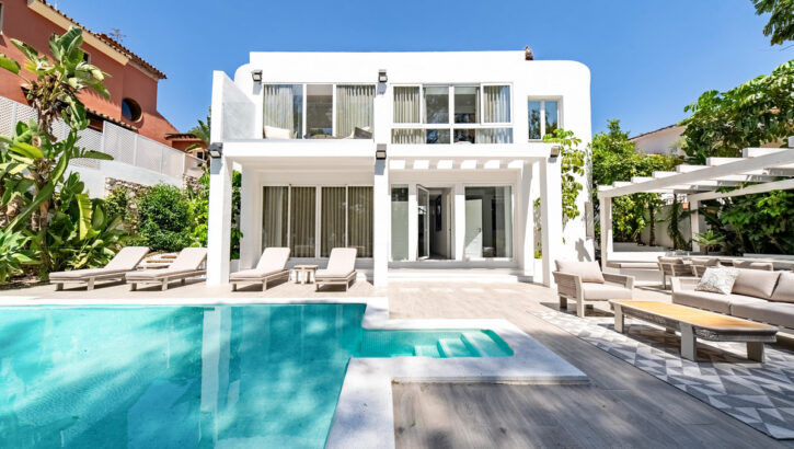 Villas de 4 dormitorios en venta en Nueva Andalucía – R5422966 Villas de 4 dormitorios en venta en Nueva Andalucía – R5422966 in