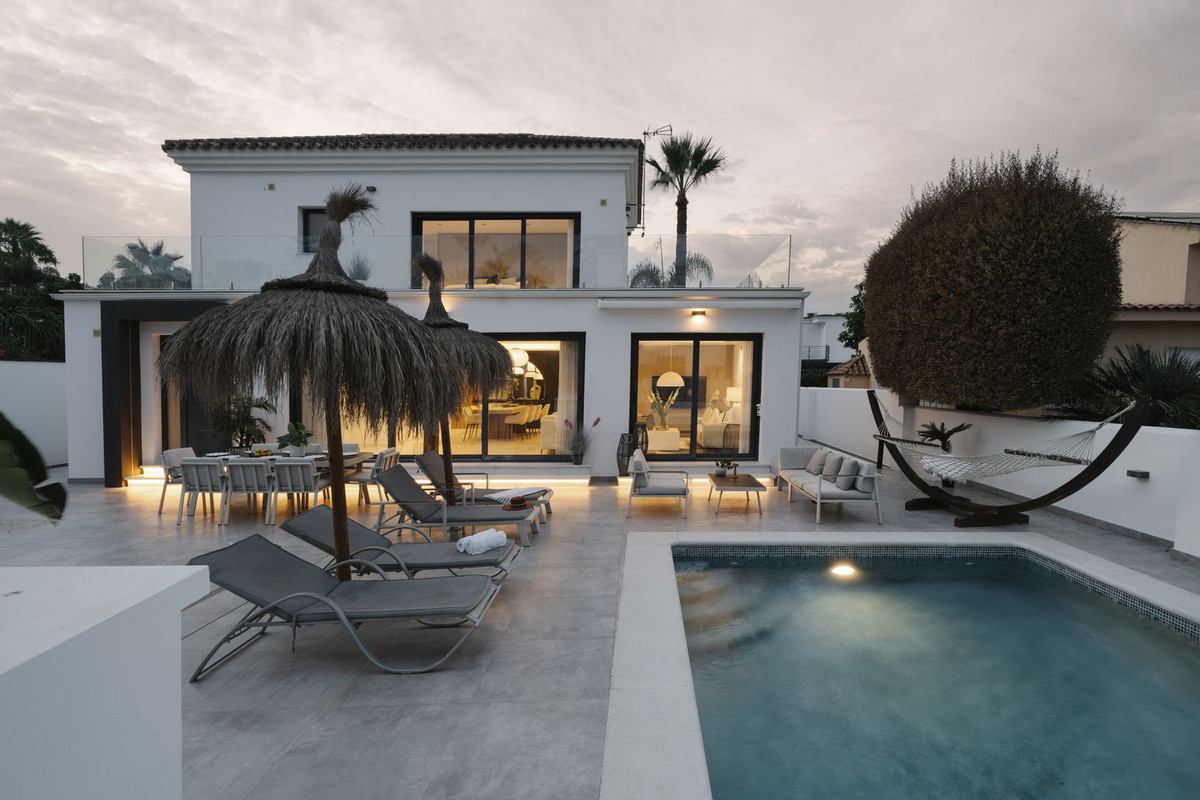 4 bedroom Villas for sale in Nueva Andalucía – R4074745 4 bedroom Villas for sale in Nueva Andalucía – R4074745