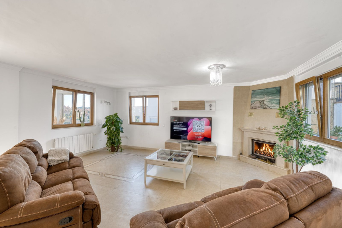 8 bedroom Villas for sale in Elviria – R5061424 8 bedroom Villas for sale in Elviria – R5061424