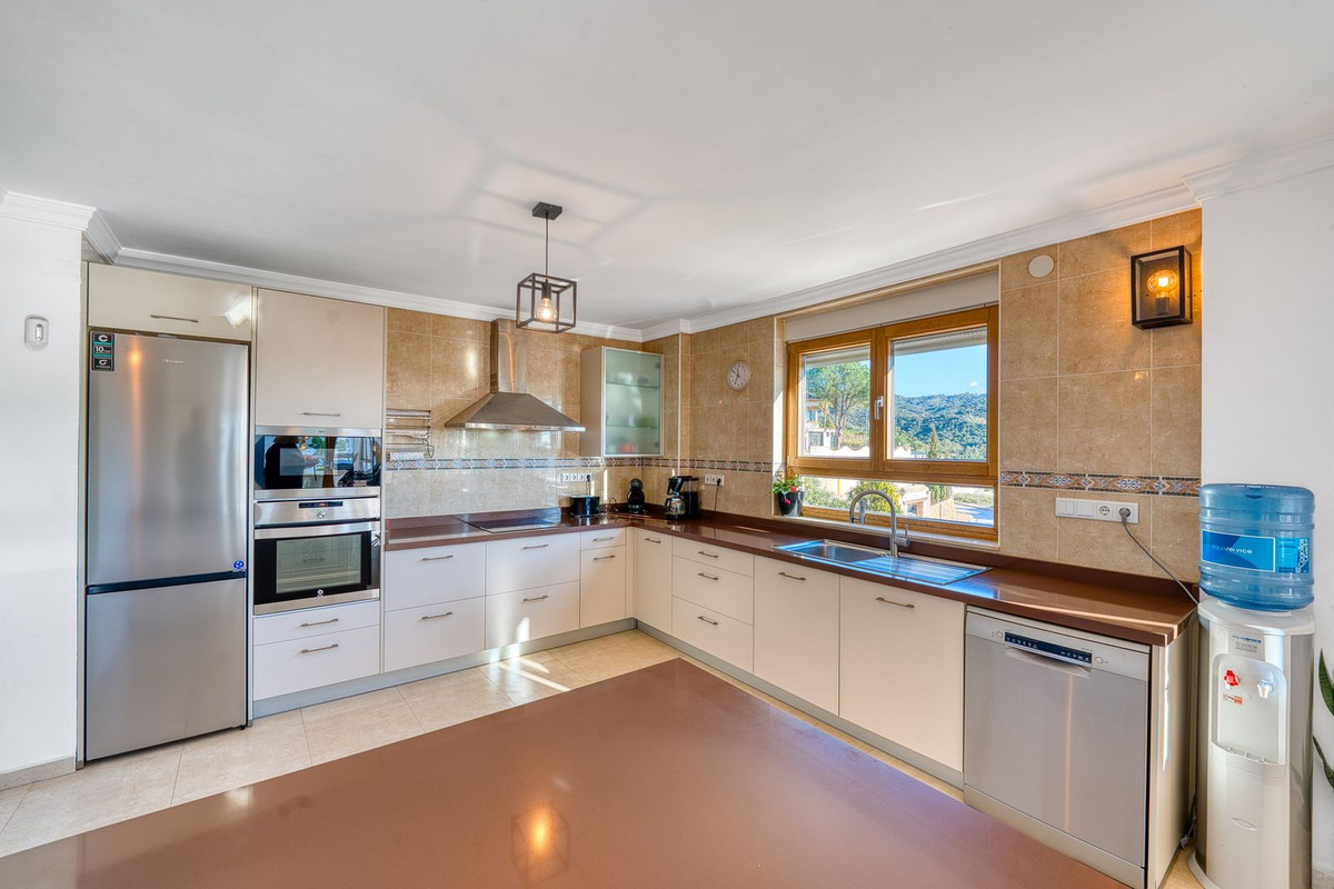 8 bedroom Villas for sale in Elviria – R5061424 8 bedroom Villas for sale in Elviria – R5061424