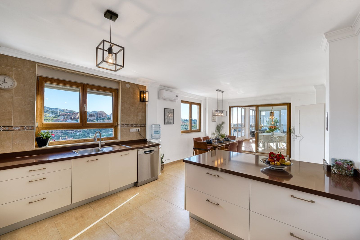 8 bedroom Villas for sale in Elviria – R5061424 8 bedroom Villas for sale in Elviria – R5061424