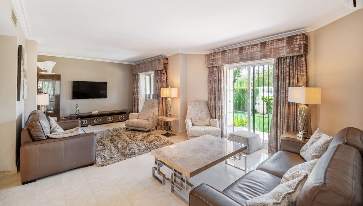 Adosados de 4 dormitorios en venta en Benahavís – R5456002 Adosados de 4 dormitorios en venta en Benahavís – R5456002