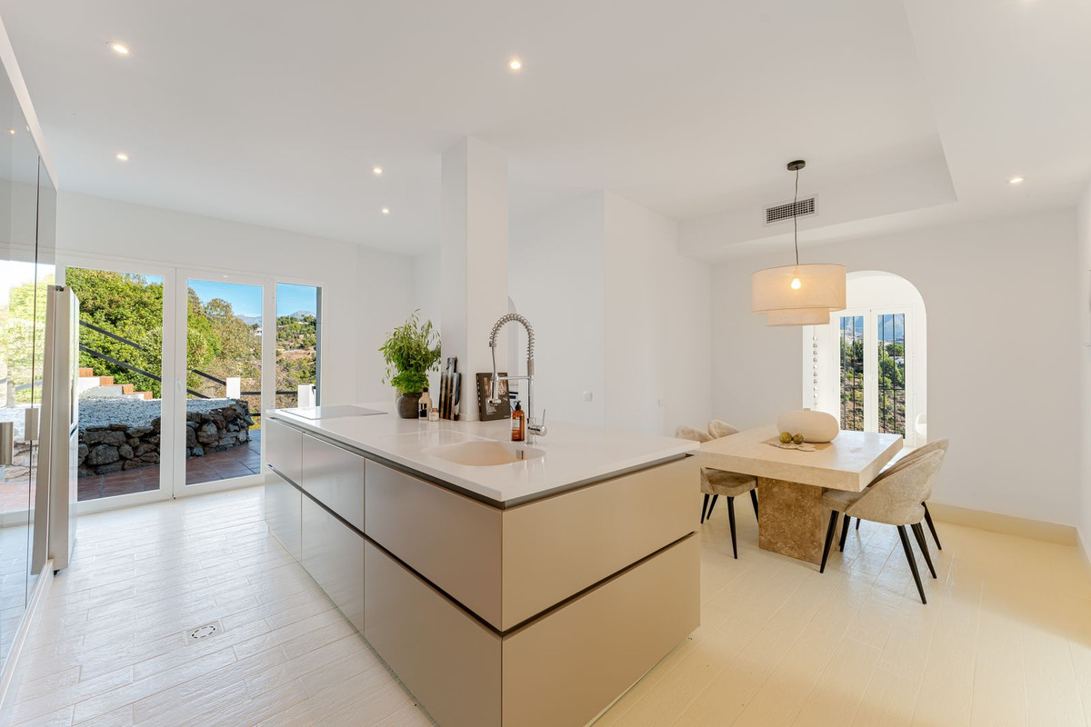 6 bedroom Villas for sale in El Madroñal – R5430547 6 bedroom Villas for sale in El Madroñal – R5430547