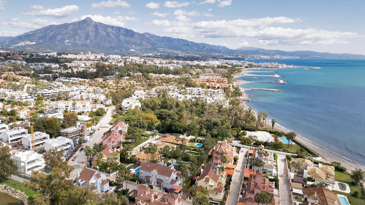 7 bedroom Semi-detached for sale in Puerto Banús – R5395735 7 bedroom Semi-detached for sale in Puerto Banús – R5395735