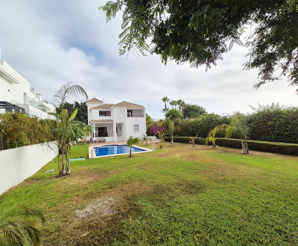 4 bedroom Villas for sale in Guadalmina Baja – R5464795 4 bedroom Villas for sale in Guadalmina Baja – R5464795