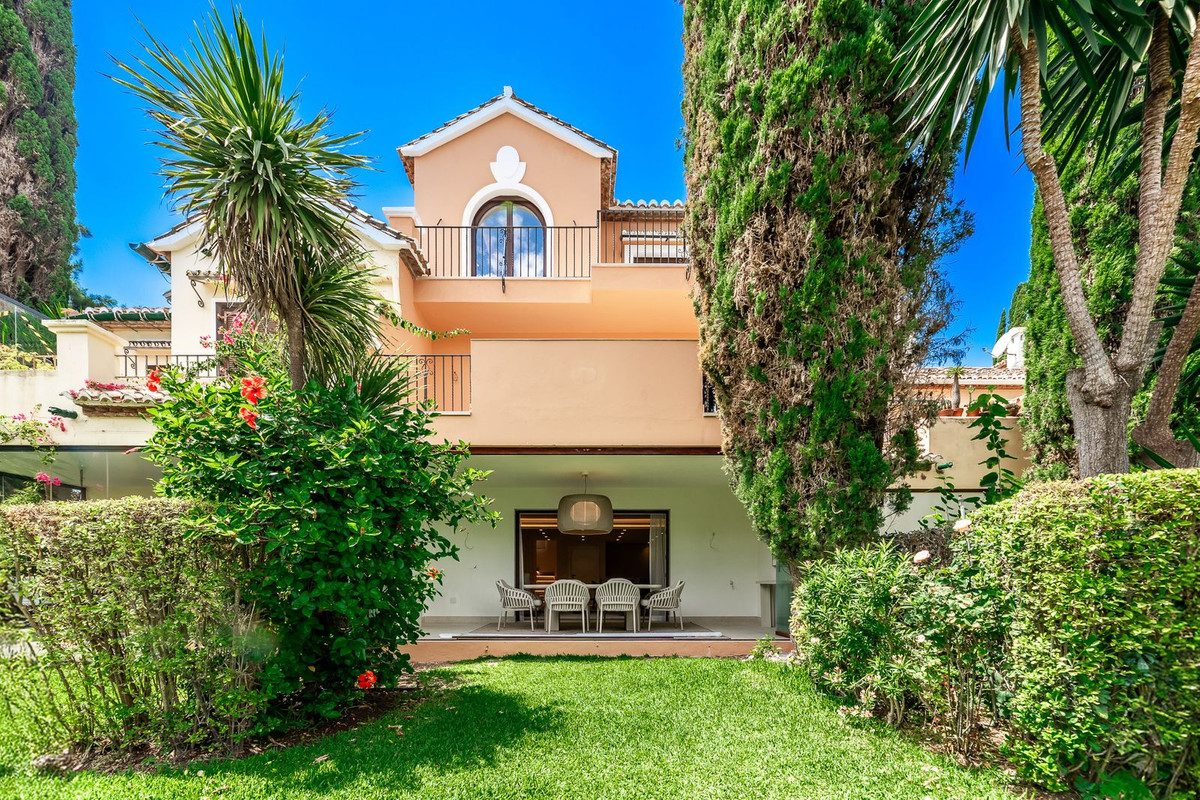 Adosados de 4 dormitorios en venta en Nueva Milla de Oro – R5002918 Adosados de 4 dormitorios en venta en Nueva Milla de Oro – R5002918
