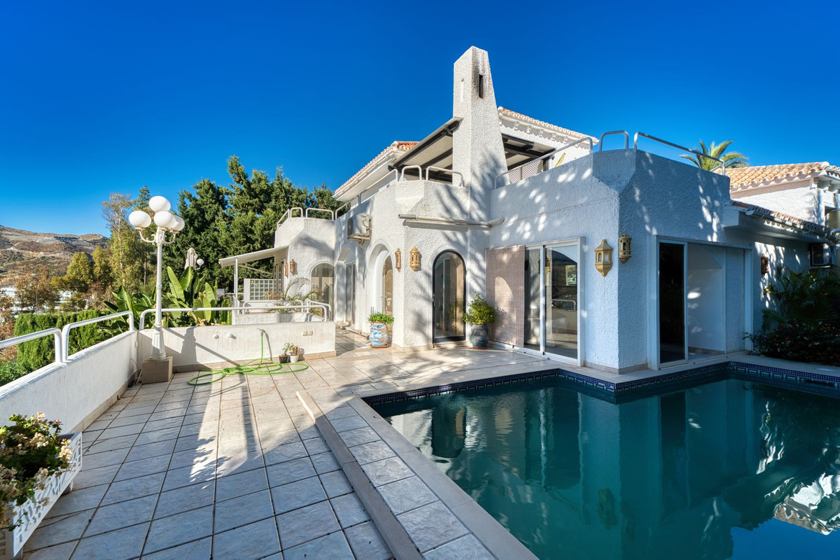 Villas de 4 dormitorios en venta en Nueva Andalucía – R5216644 Villas de 4 dormitorios en venta en Nueva Andalucía – R5216644