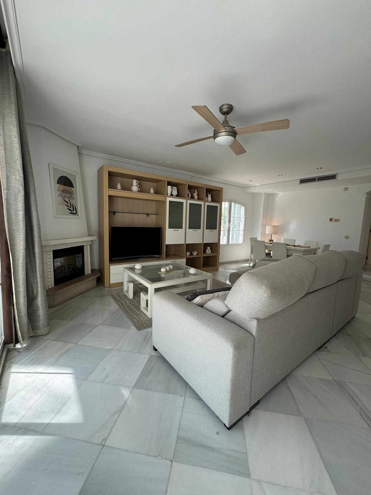 Adosados de 3 dormitorios en venta en Milla de Oro – R5470636 Adosados de 3 dormitorios en venta en Milla de Oro – R5470636