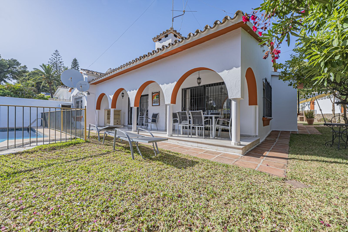 4 bedroom Villas for sale in Nueva Andalucía – R5434816