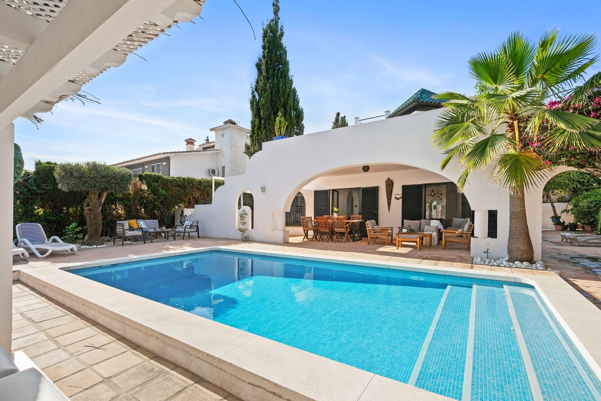 4 bedroom Villas for sale in Marbella – R5421241 4 bedroom Villas for sale in Marbella – R5421241