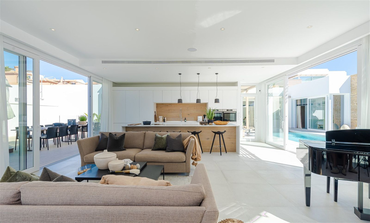 9 bedroom Villas for sale in Riviera del Sol – R4606627 9 bedroom Villas for sale in Riviera del Sol – R4606627
