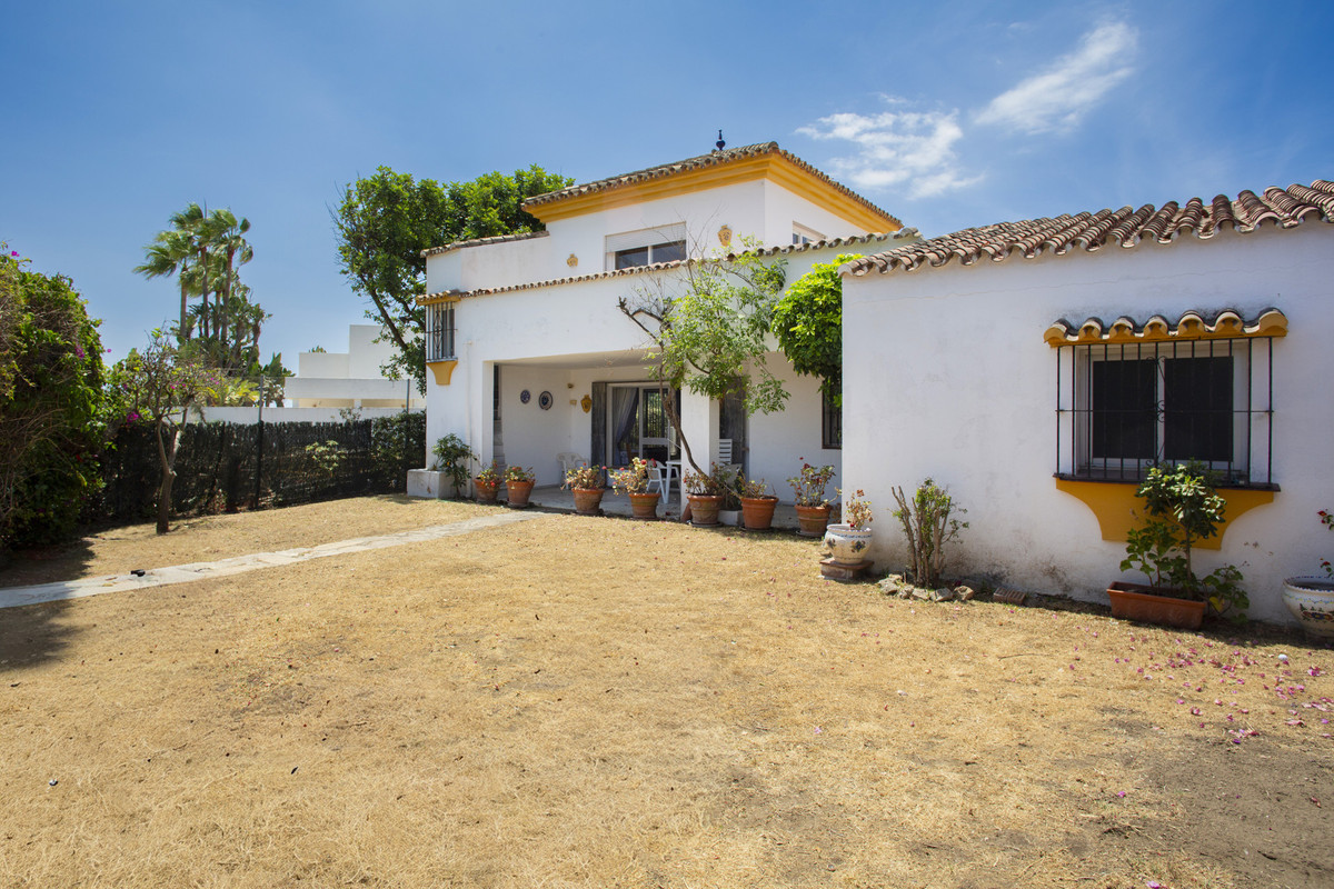 4 bedroom Villas for sale in Guadalmina Baja – R5427415 4 bedroom Villas for sale in Guadalmina Baja – R5427415