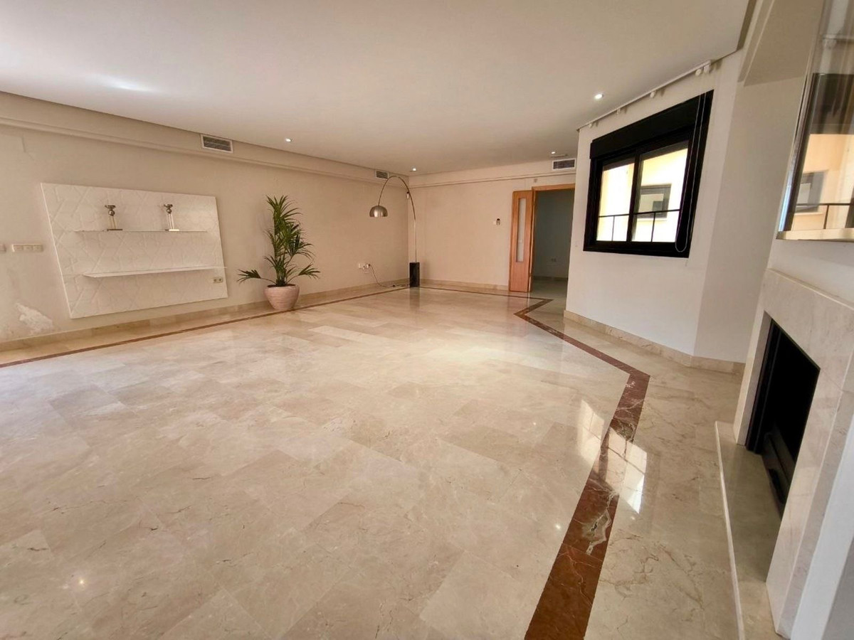 2 bedroom Penthouses for sale in Puerto Banús – R5400007 2 bedroom Penthouses for sale in Puerto Banús – R5400007