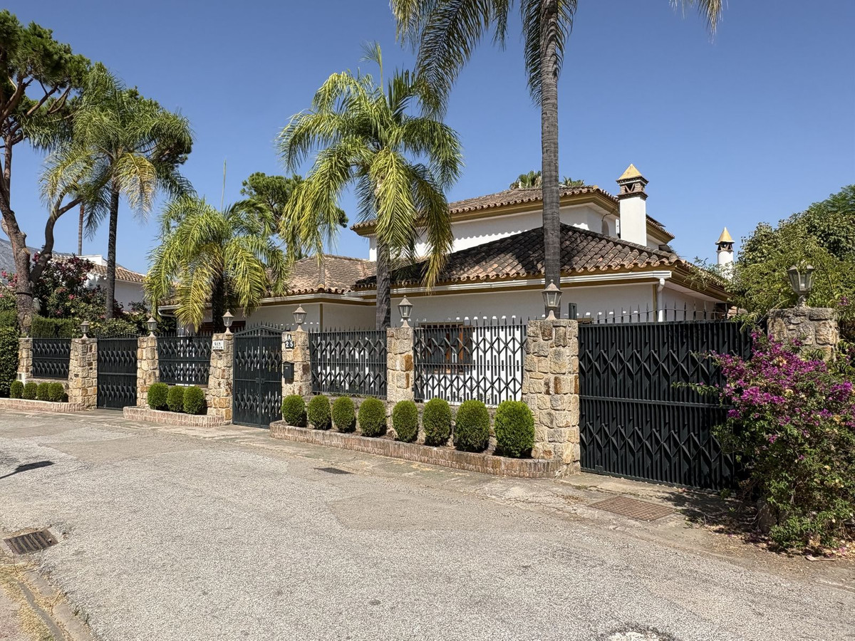5 bedroom Villas for sale in Nueva Andalucía – R5461816 5 bedroom Villas for sale in Nueva Andalucía – R5461816