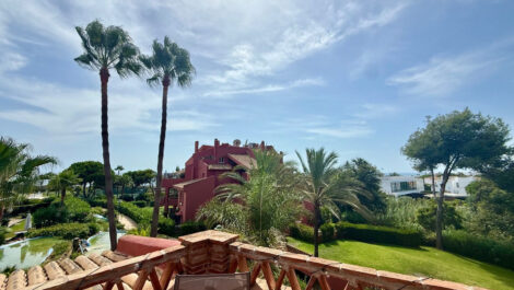 Apartamentos de 4 dormitorios en venta en Elviria – R5478031