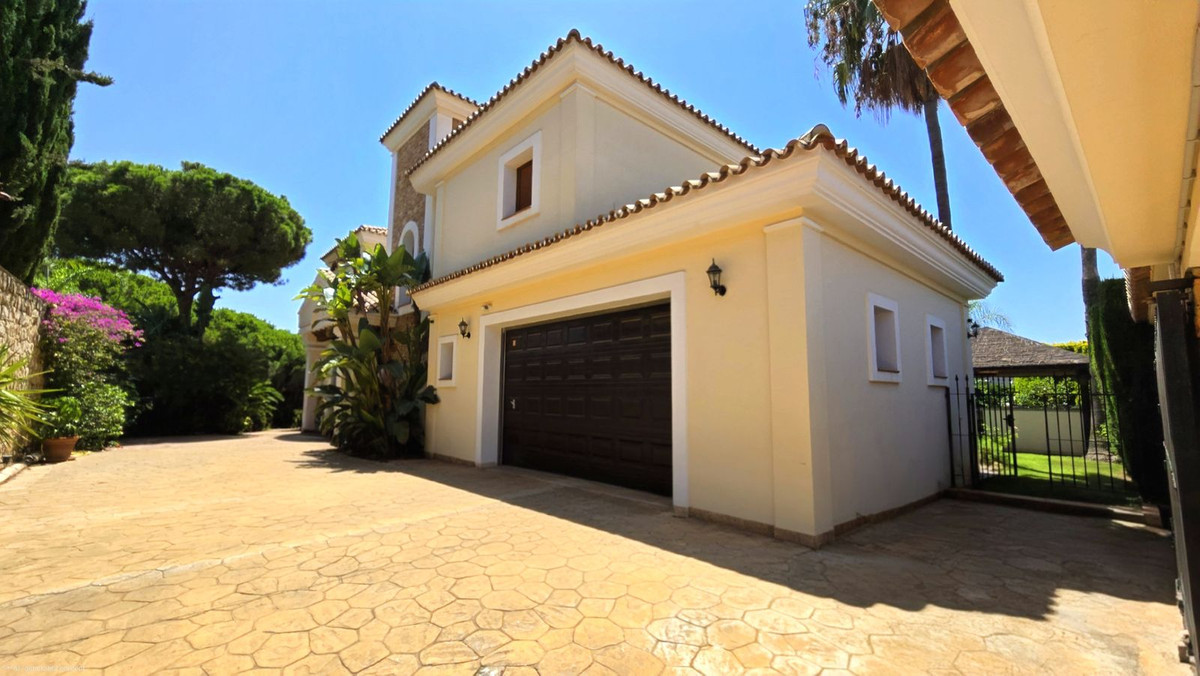 5 bedroom Villas for sale in Calahonda – R5478844 5 bedroom Villas for sale in Calahonda – R5478844