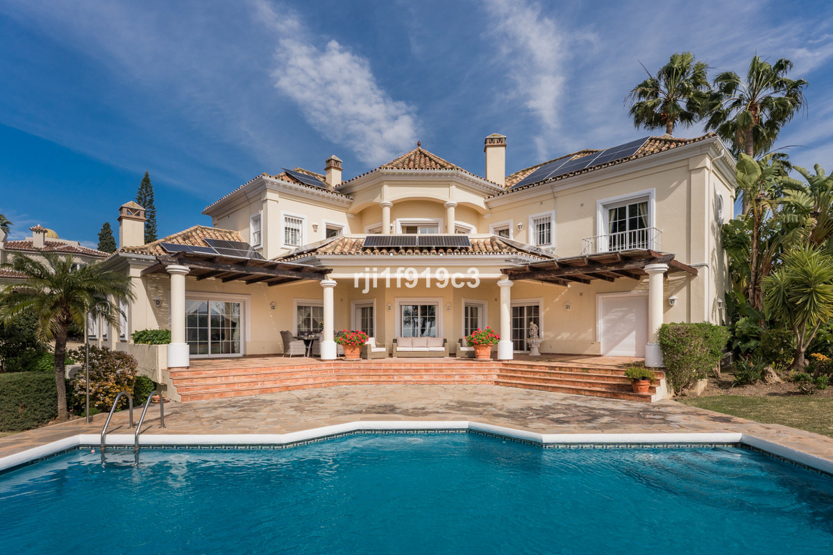 5 bedroom Villas for sale in Elviria – R5319091 5 bedroom Villas for sale in Elviria – R5319091