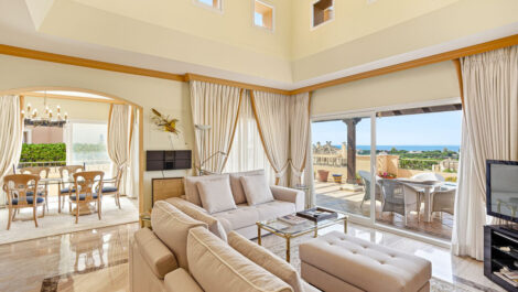 Apartamentos de 4 dormitorios en venta en Elviria – R5382913
