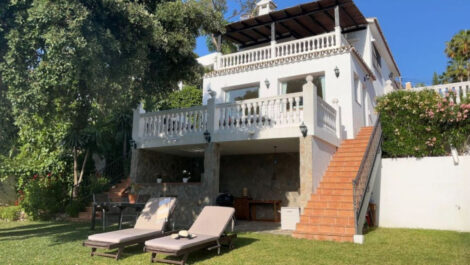 Villas de 5 dormitorios en venta en Elviria – R5471791